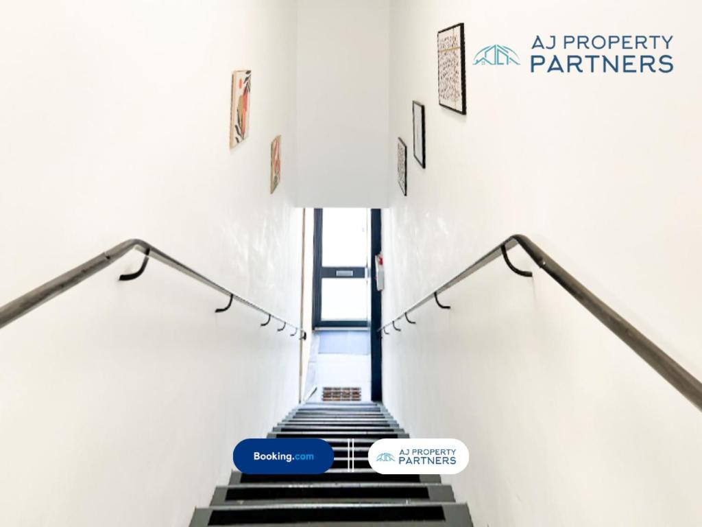 Premium Offer L Last-Minute Escape L Aj Properties L High Street Cheltenham L Parking L Ideal For Short Or Long Stays - Town Centre Apartment, 4 Beds, 1 Bathroom Exterior photo